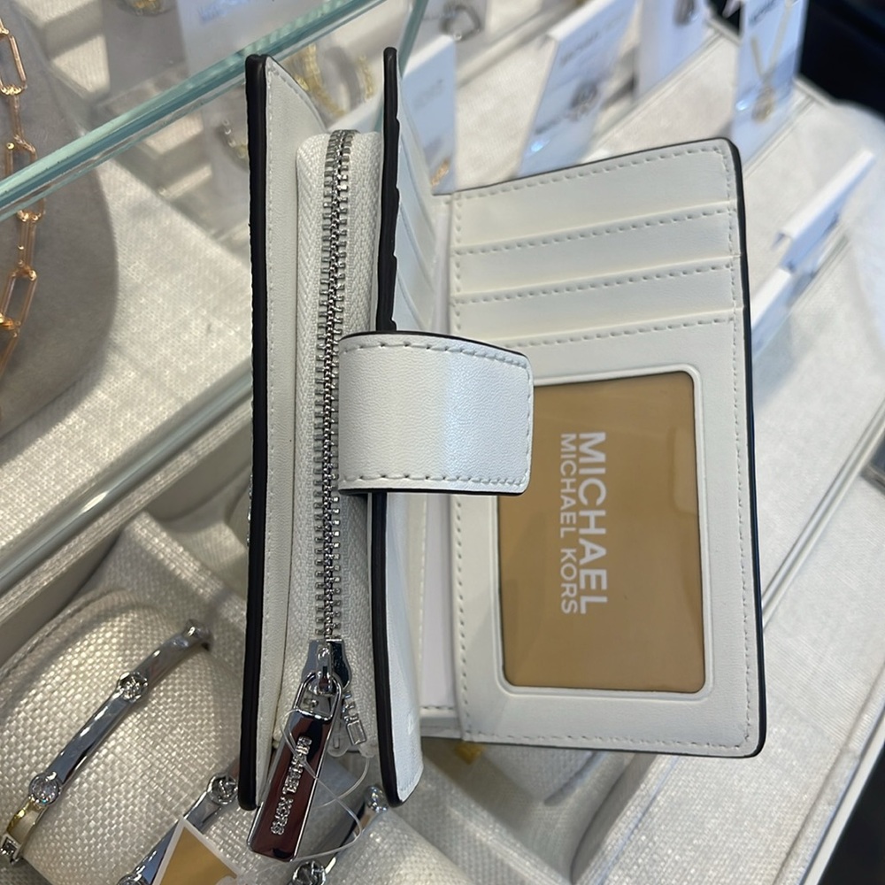 Michael Kors Jet Set Travel Md Printed Signature Logo Bi-Fold Wallet
Optic White - Picture 11 of 16